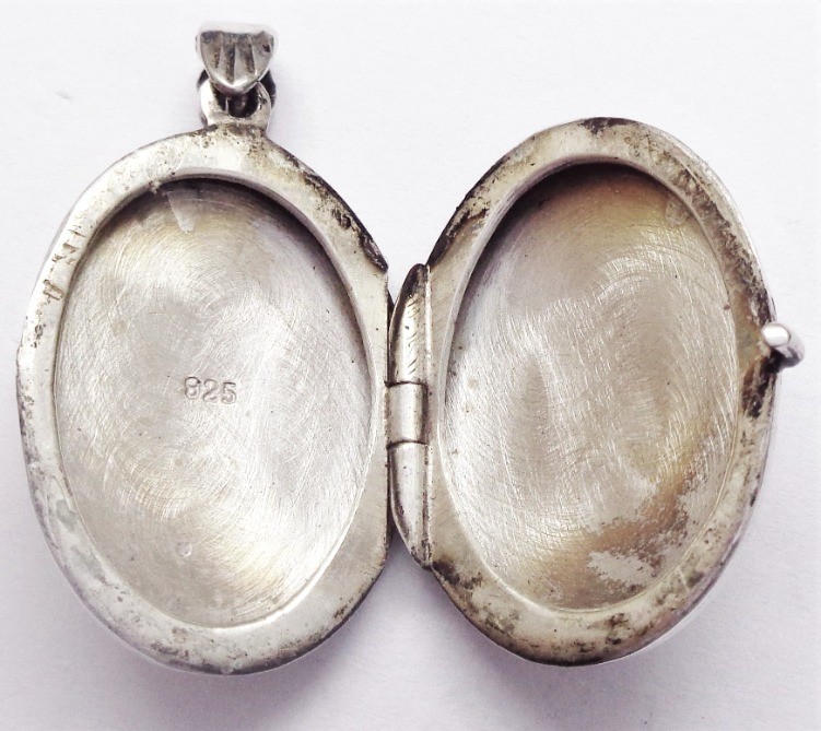 Antique silver locket pendant - photograph holder jewel - Artefacts ...