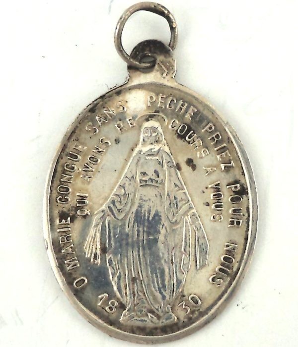 Reverse of the solid silver medal featuring the Miraculous Medal image with the inscription 'O Marie conçue sans péché priez pour nous.