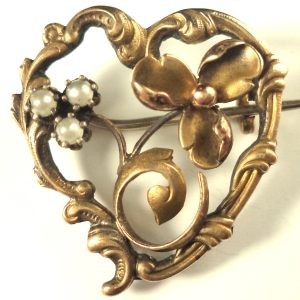 Antique heart-shaped Art Nouveau brooch with gold plating and mother-of-pearl beads