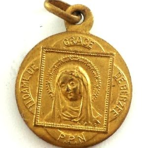 Antique gilded medal depicting Notre Dame de Grâce de Berzée and the Sacred Heart of Jesus, engraved by Lasserre.